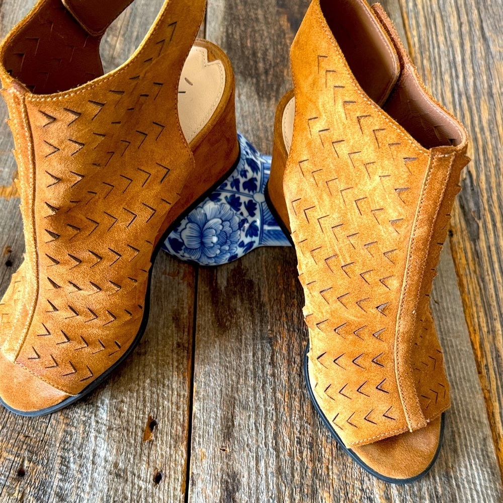 Via Spiga Leatrice Suede Wedge Sandals Size 7.5M